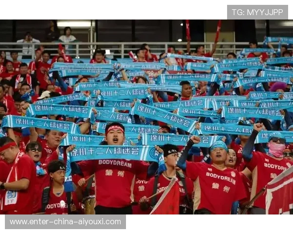 足球球迷穿婚纱为球队加油 足球球迷穿婚纱为球队加油